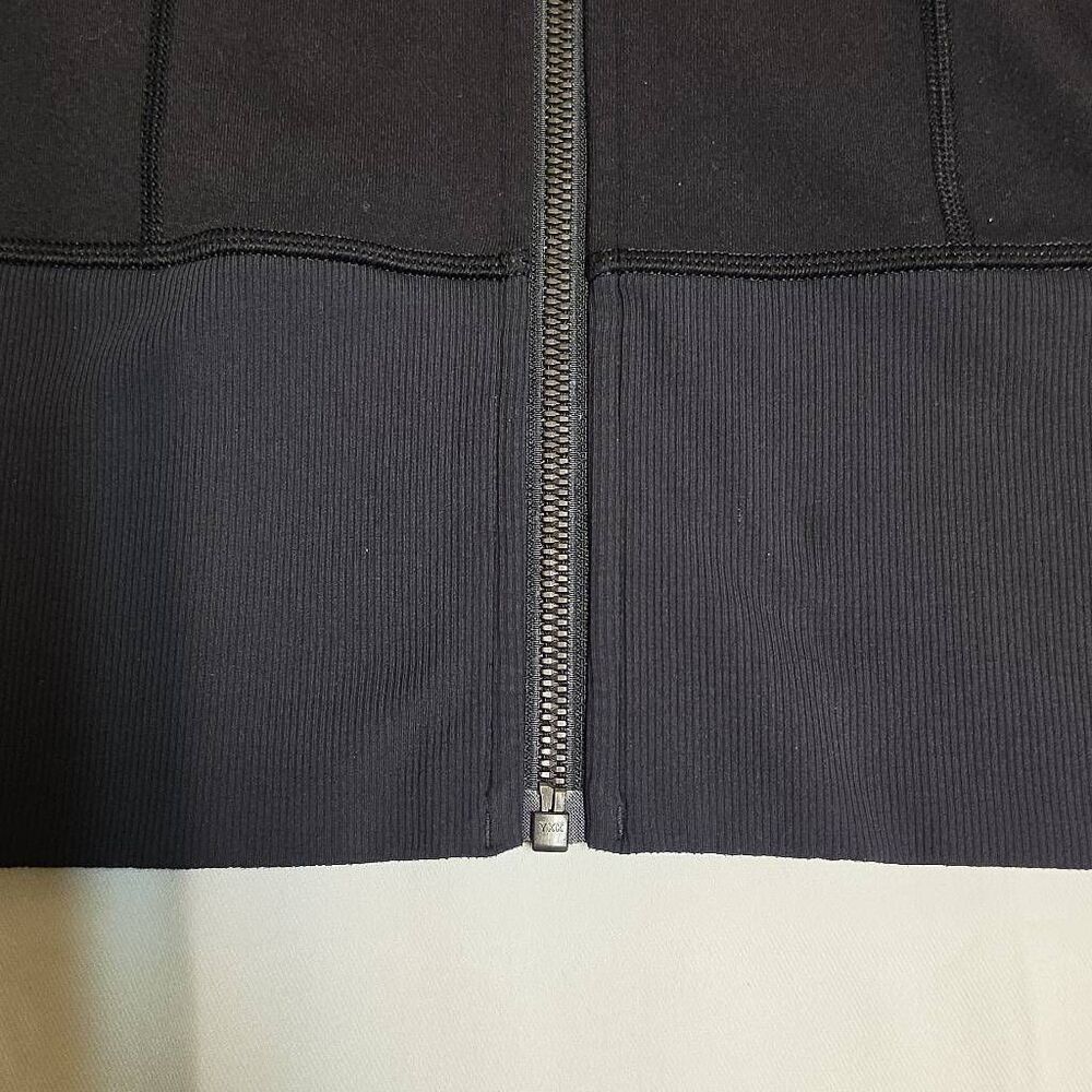 Lululemon jacket with a full-zip front and hood Size 6 - Picture 7 of 11